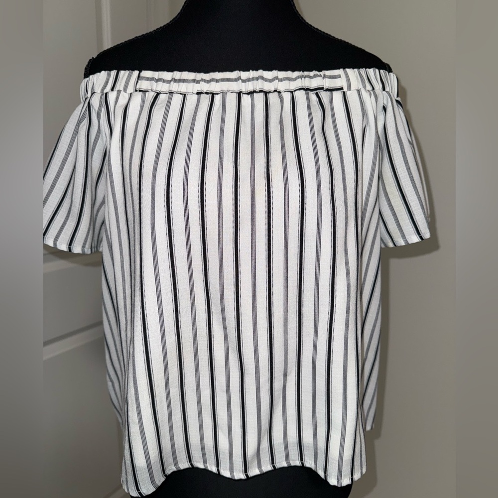 Black & white vertical strip top